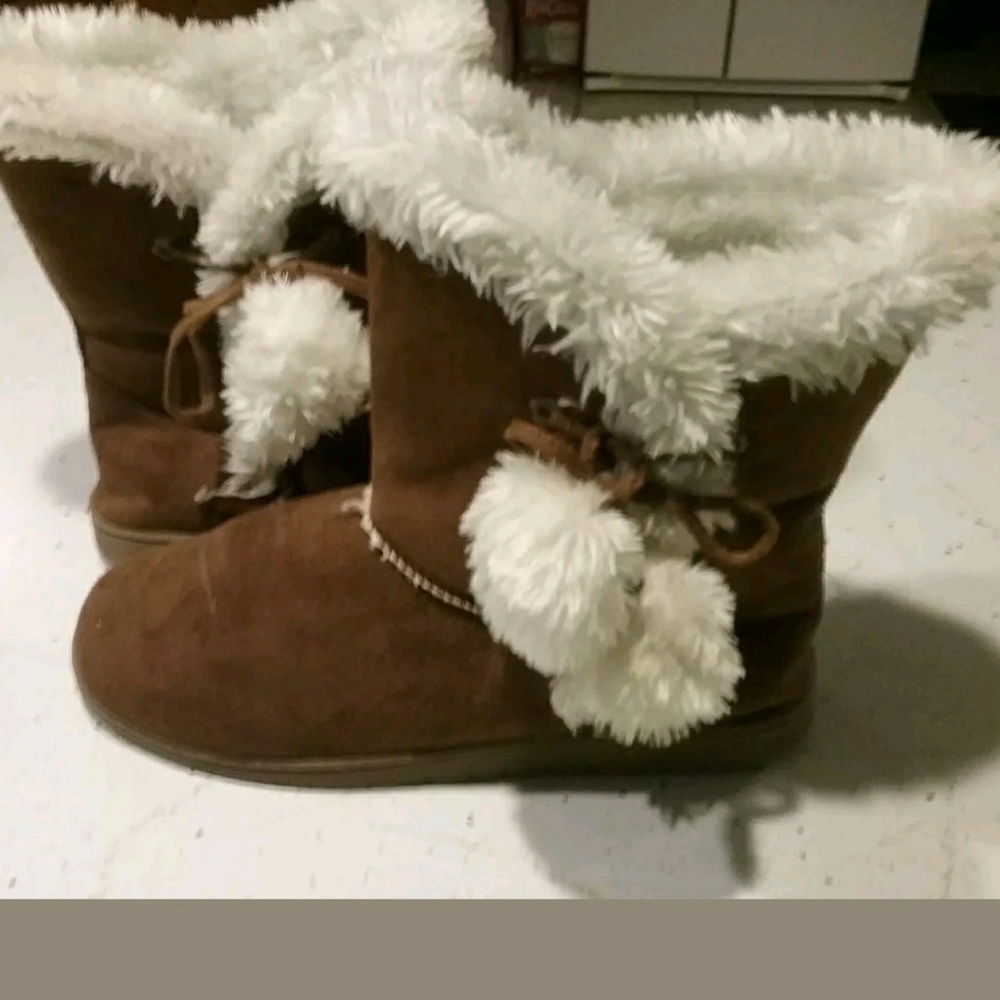Fur line UGG Look Dawgs BRANDpom pom boots size 10